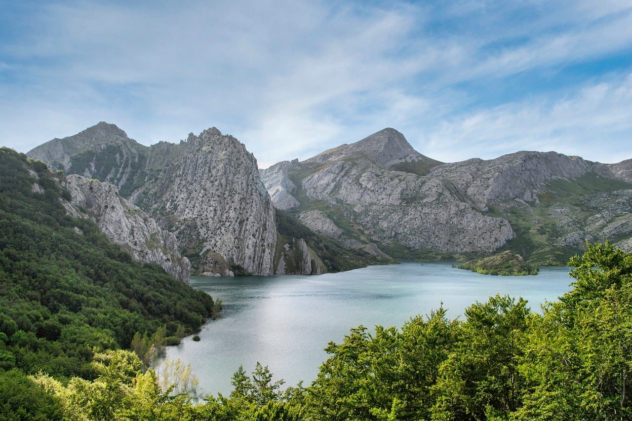 Slnečná dolina s čerstvou zeleninou a bylinkami